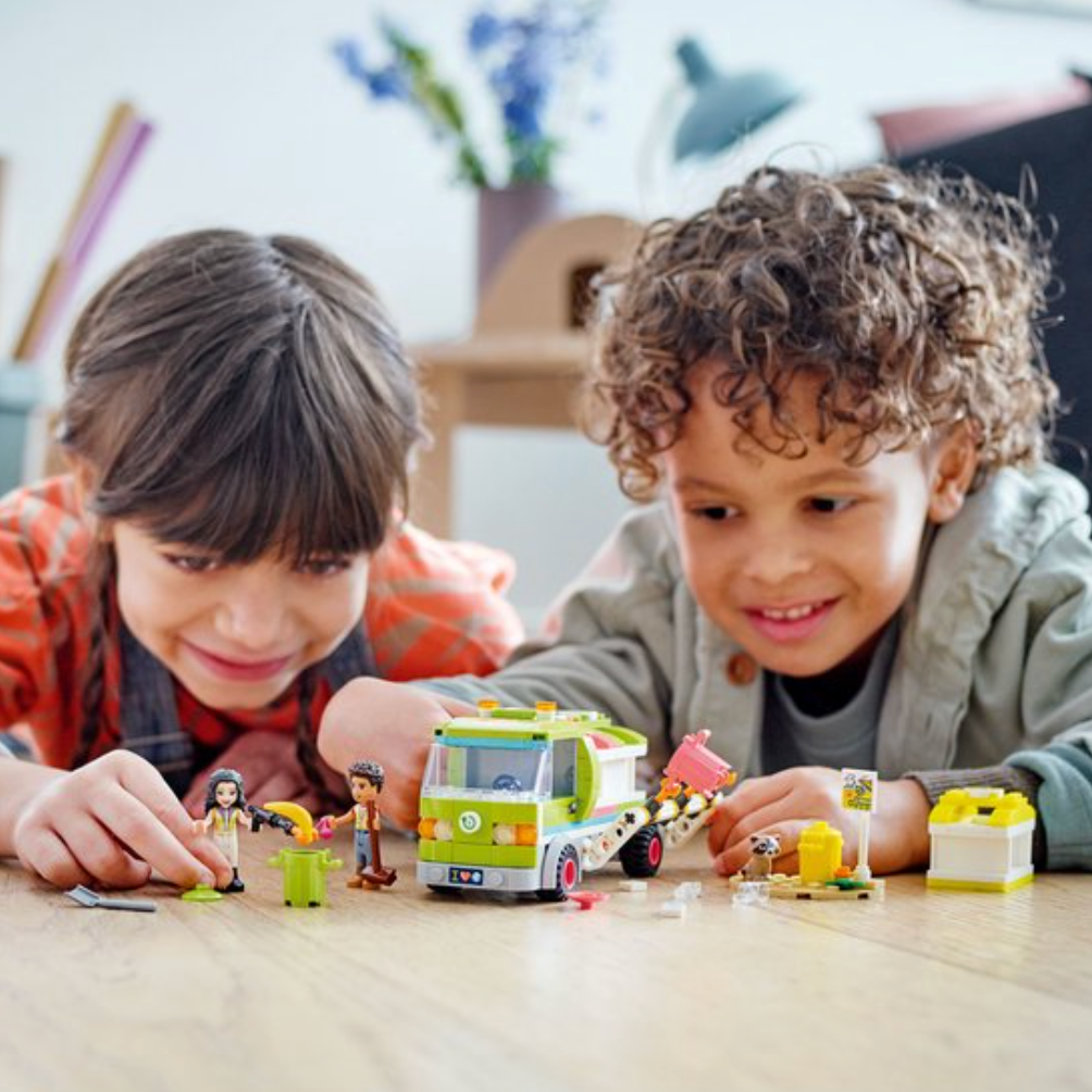 LEGO 41712 Friends Recycle vrachtwagen Set met Vuilniswagen, Afvalcontainers en Minipoppetjes, Educatief Speelgoed voor Kinderen vanaf 6 Jaar