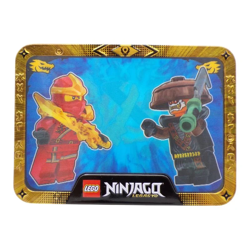 Ontdek de LEGO NINJAGO Kai vs. Rox Metal Box met itemnummer L0002213-1. Een stoere verzamelbox voor fans en verzamelaars.